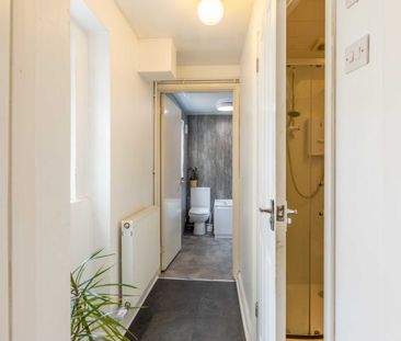 Room 4 - Photo 6