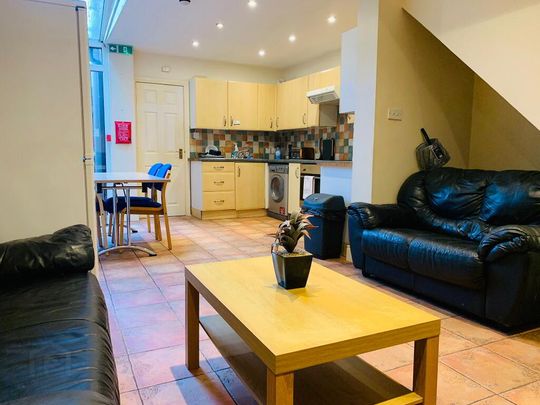Donegall Road, Room1, All Utility Bills Included, Belfast, BT12 5NB - Photo 1