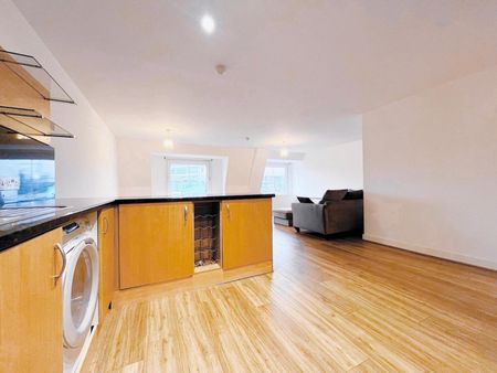 2 bedroom Flat To Let - Photo 2