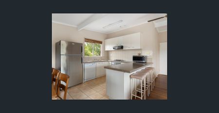Charming, light-filled home with dual living floorplan - Photo 4