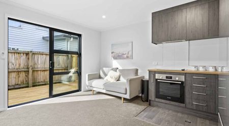 Modern, Fully Furnished 4 Bed & 4 Bath Townhouse ! - Photo 5