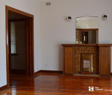 3 bedroom home, just a short walk to tram! - Photo 5