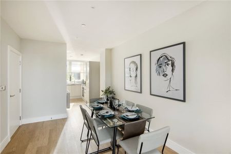 Excellent 3 bedroom, 2 bathroom duplex ground floor flat with private entrance within Wimbledon Grounds, a prestigious new development next to the AFC Wimbledon Stadium. The apartments have generous balconys, lift access, secure bike storage and landscaped communal gardens. - Photo 4