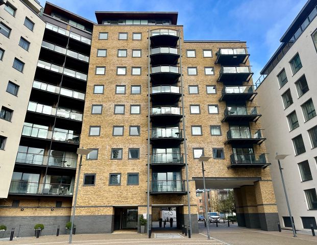 2 Bed Flat, Boardwalk Place, E14 - Photo 1