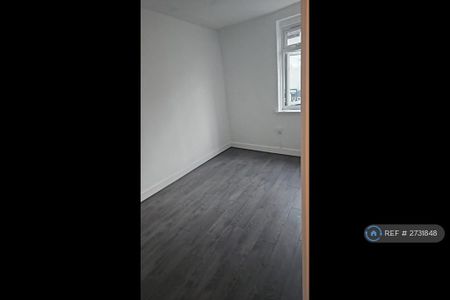 3 bedroom flat to rent - Photo 3