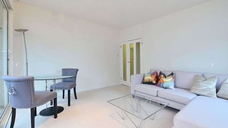 This spacious one bedroom one bathroom apartment is set on the seventh floor of this superbly located building in the heart of Westminster. - Photo 3