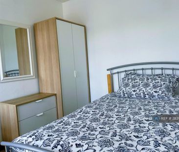 1 bedroom in a house share to rent - Photo 3