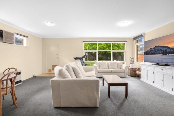 LOVELY THREE BEDROOM HOME! - Photo 1