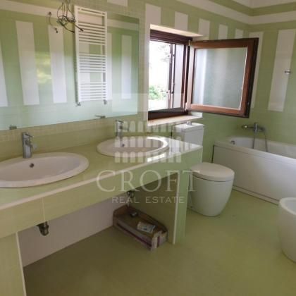 Cassia-La Storta: Idependent villa in small gated community, 1 homeoffice/study, 5 bedrooms, 3 bathrooms, lounge, dining room, kitchen, terrace, garden, AC in all bedrooms, private parking space. Ref. 2206 - Photo 4
