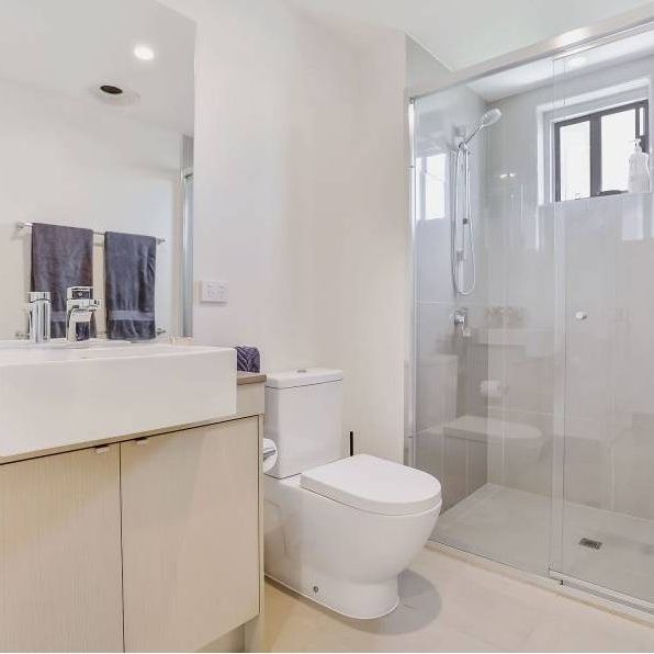 Top Floor - Large Two Bedroom - Great Location - Photo 1