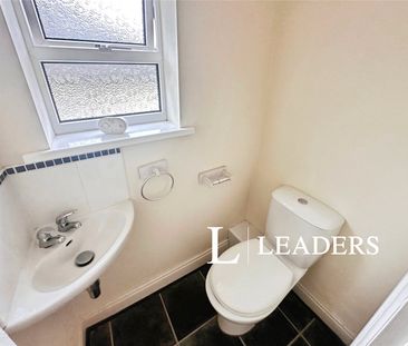3 bedroom house to rent The Avenue, ST4 - Photo 3