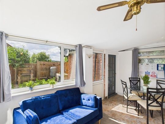 4 bedroom terraced house to rent - Photo 1