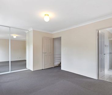 BEUTIFULLY APPOINTED MODERN 3 BEDROOM TOWNHOUSE - Photo 1