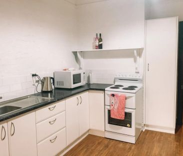 Stylish Three-Bedroom Home in Prime Richmond Location! - Photo 2