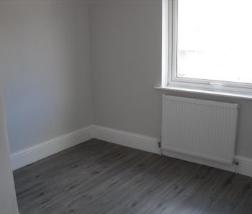 4 bedroom semi-detached house to rent - Photo 2