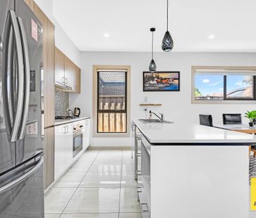 Vibrant and Contemporary Home in Perfect Location! - Photo 2