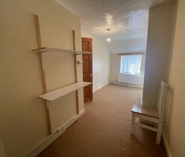 3 bedroom end of terrace house to rent - Photo 2