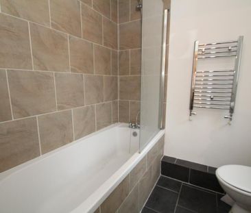 2 bedroom end of terrace house to rent - Photo 4
