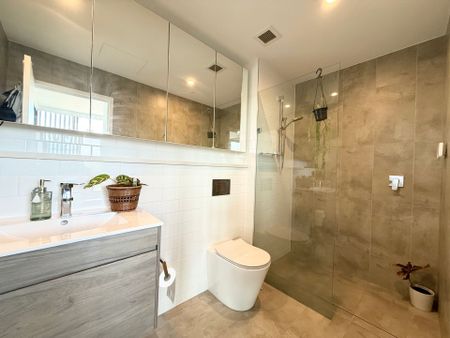 Sun soaked top level apartment with city views - Photo 5