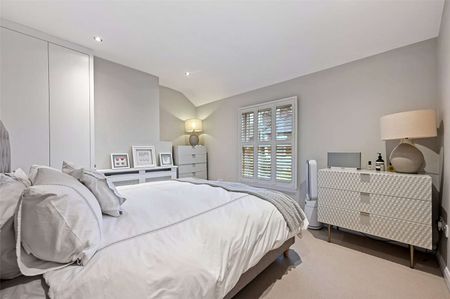 A wonderful 3 bedroom semi detached cottage, set within the heart of Rickmansworth and benefiting from off street parking. - Photo 2