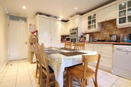 2 Bed Terraced House, St Clairs Road, CR0 - Photo 2