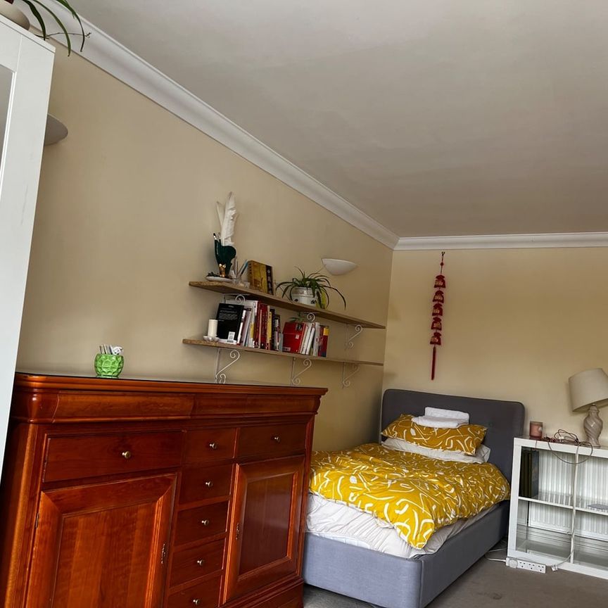 Room in a Shared Flat, The Broadway, SW19 - Photo 1