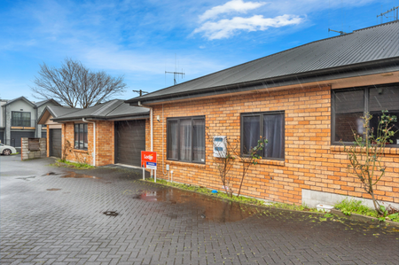 This tidy, two bedroom townhouse is situated within walking distance of Waikato Hospital and conveniently close to the CBD. - Photo 2