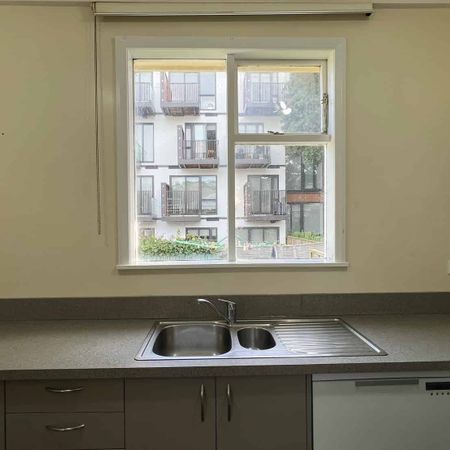 Newtown 4 Bedrooms - Photo 3