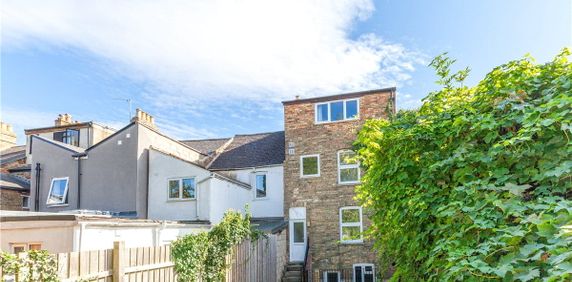 Top floor studio apartment overlooking the garden in this popular East Oxford location. Suitable for a single occupant only. - Photo 2