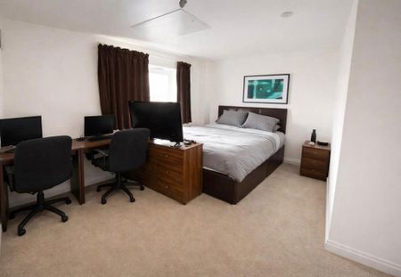 1 bedroom in a house share to rent - Photo 2