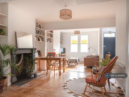 3 bedroom end of terrace house to rent - Photo 2