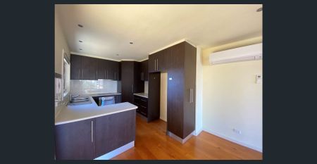 Spacious & Stylish Apartment in the Heart of Essendon - Photo 2