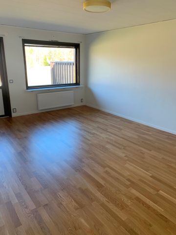 Lägenhet i parhus med egen ingång och uteplats. I anknytning till lägenheten ligger förråd och parkeringsplats. - Photo 3