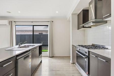 SPACIOUS OPEN LIVING FAMILY HOME - Photo 4