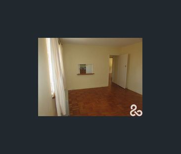 Spacious Light Filled Apartment! - Photo 3