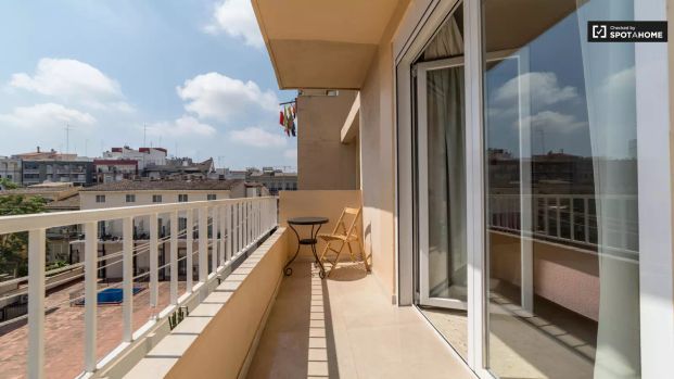 Room with single bed for rent in 5-bedroom apartment in Camins al Grau, - Photo 1