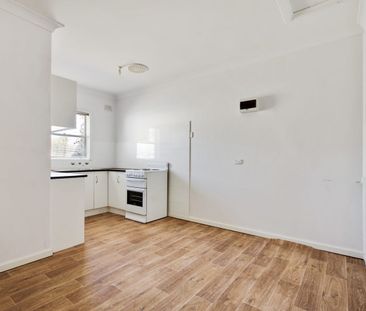 3 Bedroom Home, Large Backyard - Photo 4