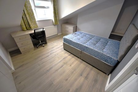 2 bedroom Flat in Flat 4, Leeds - Photo 4