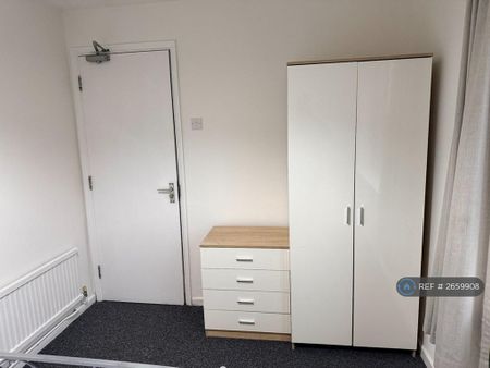 1 bedroom in a house share to rent - Photo 2