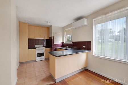 Freshly Painted Ground Floor Unit in Prime Maribyrnong Location - Photo 5