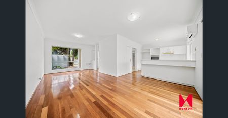 Spacious Riverside Townhouse in Prime Location - Photo 4