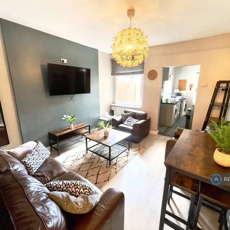 1 bedroom in a house share to rent - Photo 1