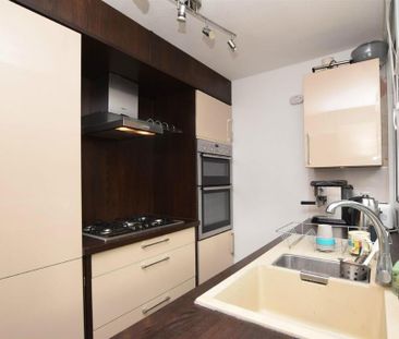 4 bedroom end of terrace house to rent - Photo 3