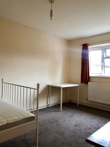 3 Bed Terraced House, Birch Close, E16 - Photo 4