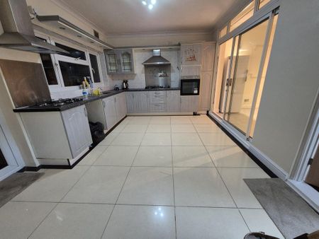 1 bedroom in a house share to rent - Photo 2