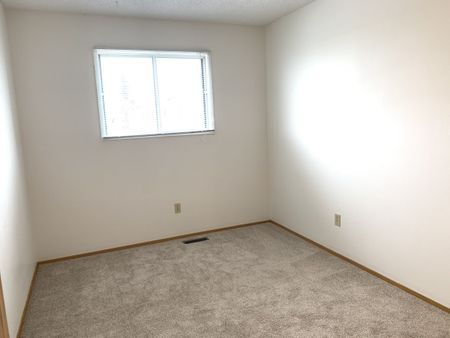 Spacious 3 Bedroom Townhouse in Glendale - Photo 3