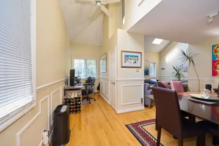 Toronto Furnished Upper Level for Rent – Elegant 2 Bed, 2 Bath with Private Entrance and Air Conditioning - Photo 5