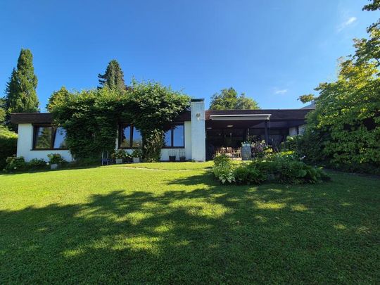 Großzügiger Bungalow mit Gebirgsblick und Außenpool im Herzen von Leonding! 250 m² WNFL, Grund 2.156 m², Doppelgarage! - Photo 1