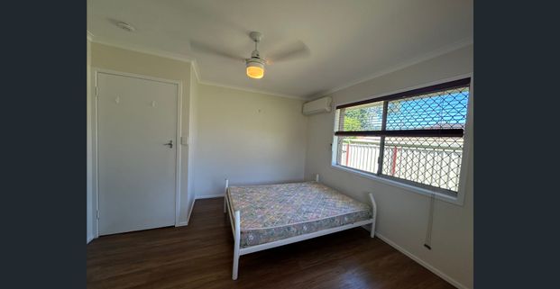 Comfortable Family Home with Solar Benefit to Tenantin Algester! 3Bed 2Living, 1 Dining and 1bath! - Photo 1