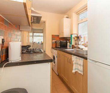 3 bedroom end of terrace house to rent - Photo 2